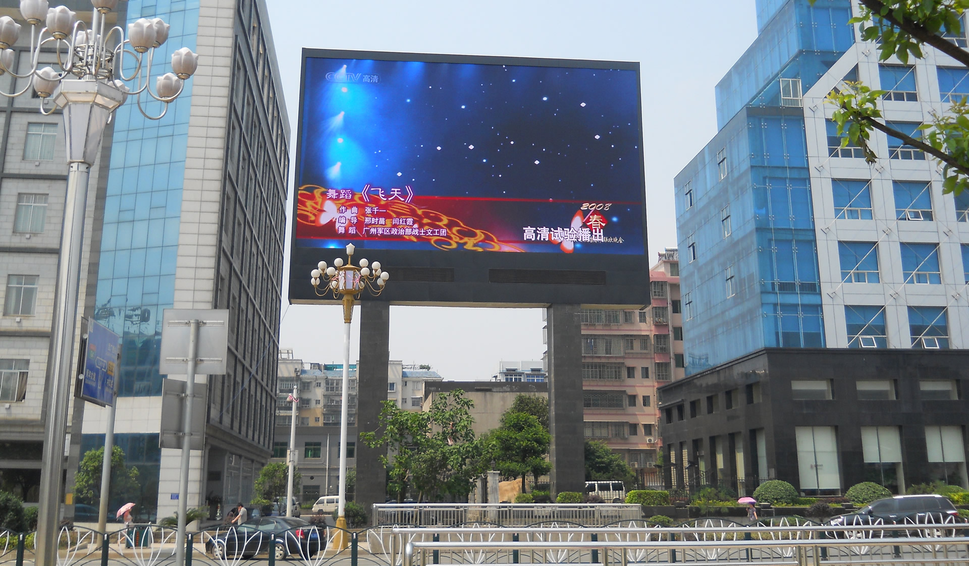Outdoor Dual-Pillar P10 Full Color LED Display Installation at Chenzhou Wuling Square – 200㎡ High-Brightness Advertising LED Video Wall